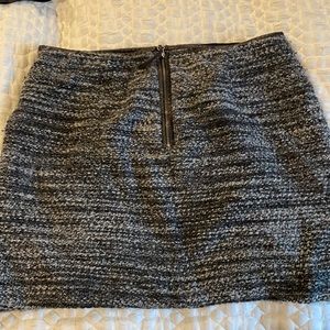 Club Monaco woven skirt/gray&black motiv size 10